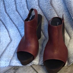 Elizabeth and James Women’s wedge Sandals